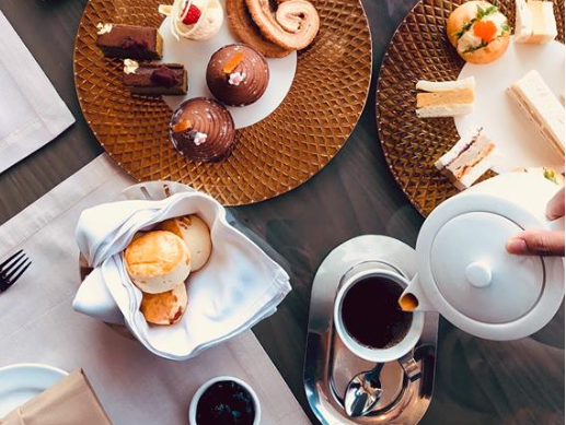 メインウィング ロビーラウンジにて3段の鳥かごアフタヌーンティー